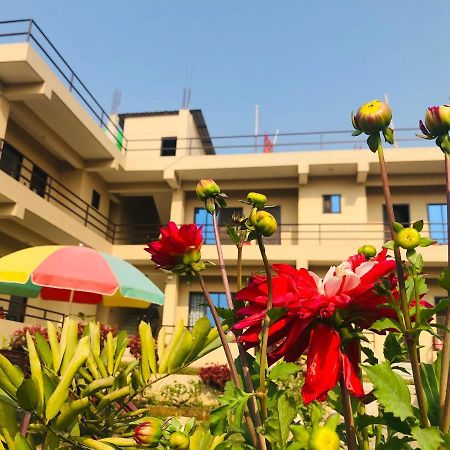 Hotel Happy Land Chitwan Exterior photo