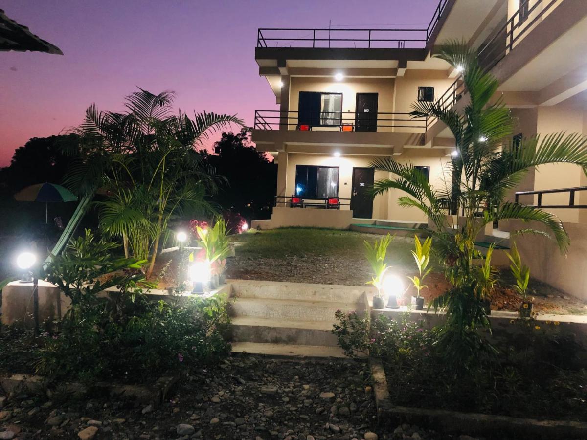 Hotel Happy Land Chitwan Exterior photo