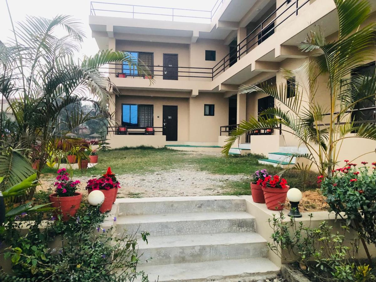 Hotel Happy Land Chitwan Exterior photo